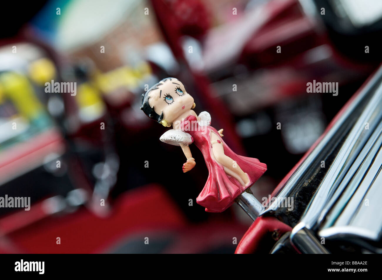 Figurine Betty Boop sur serrure de porte ancienne Chevy Impala Banque D'Images