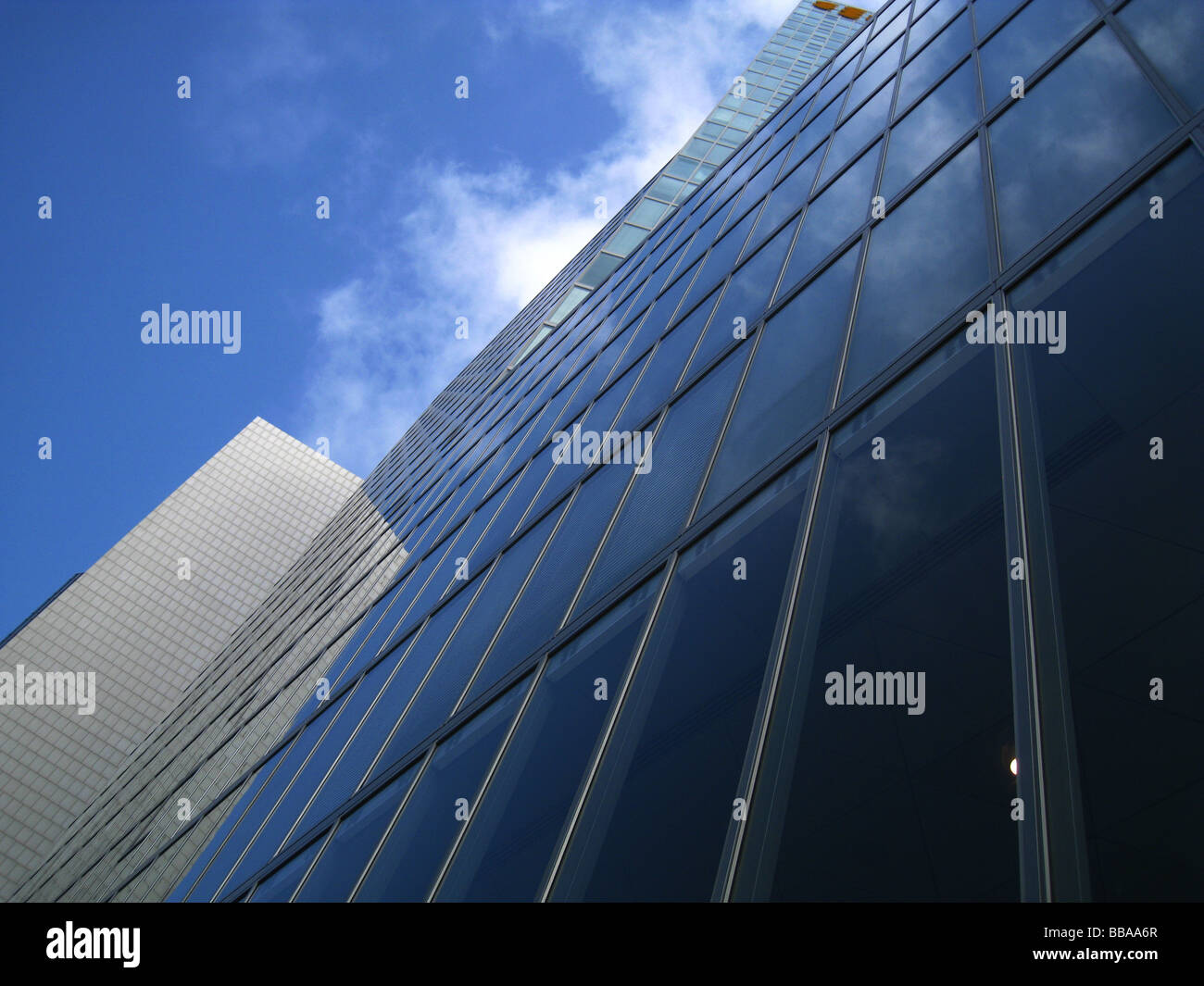 Vue vers le haut de la première tour de la Banque internationale un gratte-ciel de 32 étages situé dans l'avenue Rothschild tel aviv Israël Banque D'Images