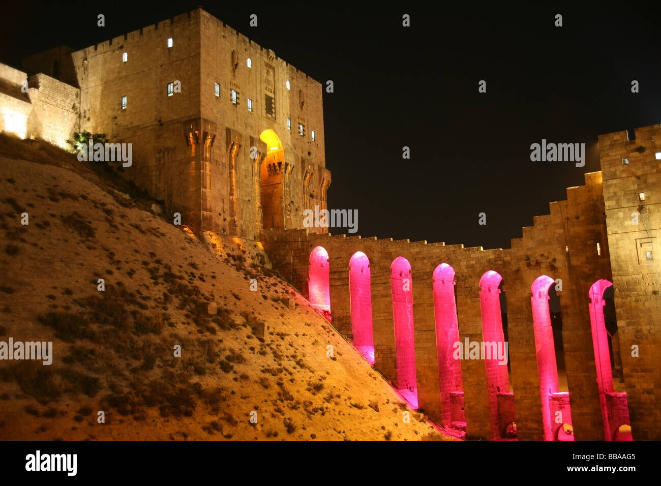 Nuit coup de la Citadelle Alep à un spectacle de lumière de couleur Banque D'Images