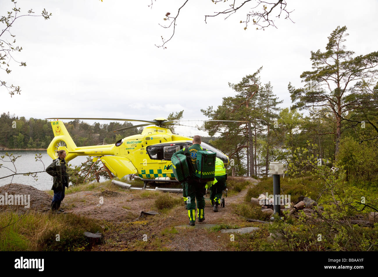 Hélicoptère Ambulance a débarqué dans l'archipel de Stockholm. Banque D'Images