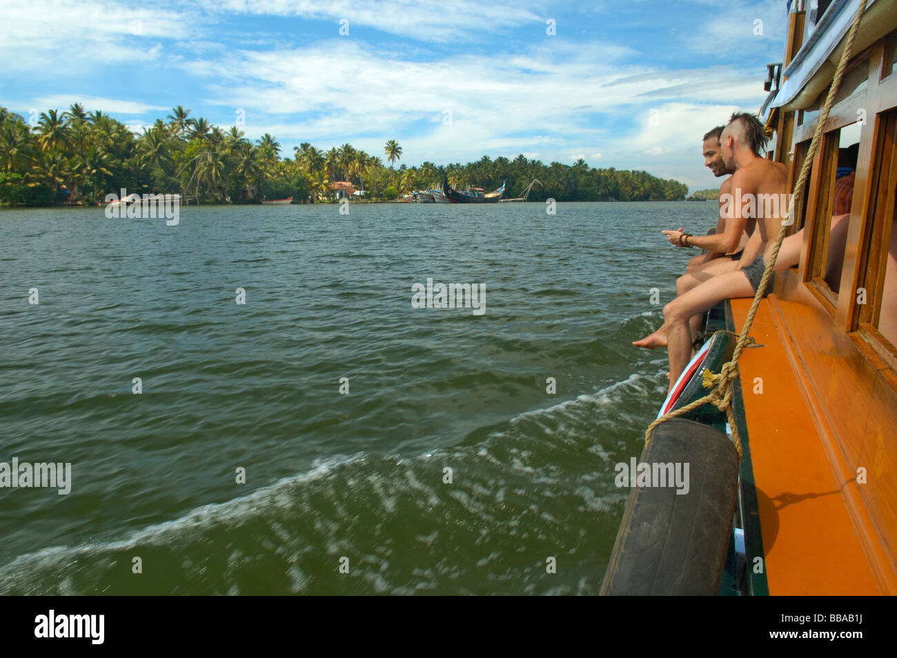 L'Inde, le Kerala, l'eau dormante. Les touristes appréciant un bateau dans les bras morts entre Kollam à Allepey. Aucun communiqué de presse disponible. Banque D'Images