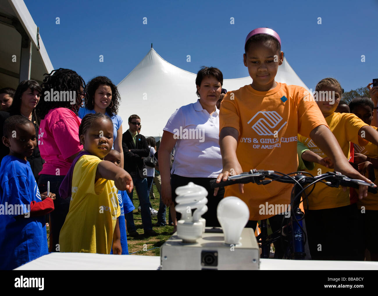 Administrateur de l'EPA Lisa Jackson parle aux enfants à propos de l'utilisation de l'énergie et la sensibilisation lors de la Journée de la Terre - Washington, DC USA Banque D'Images