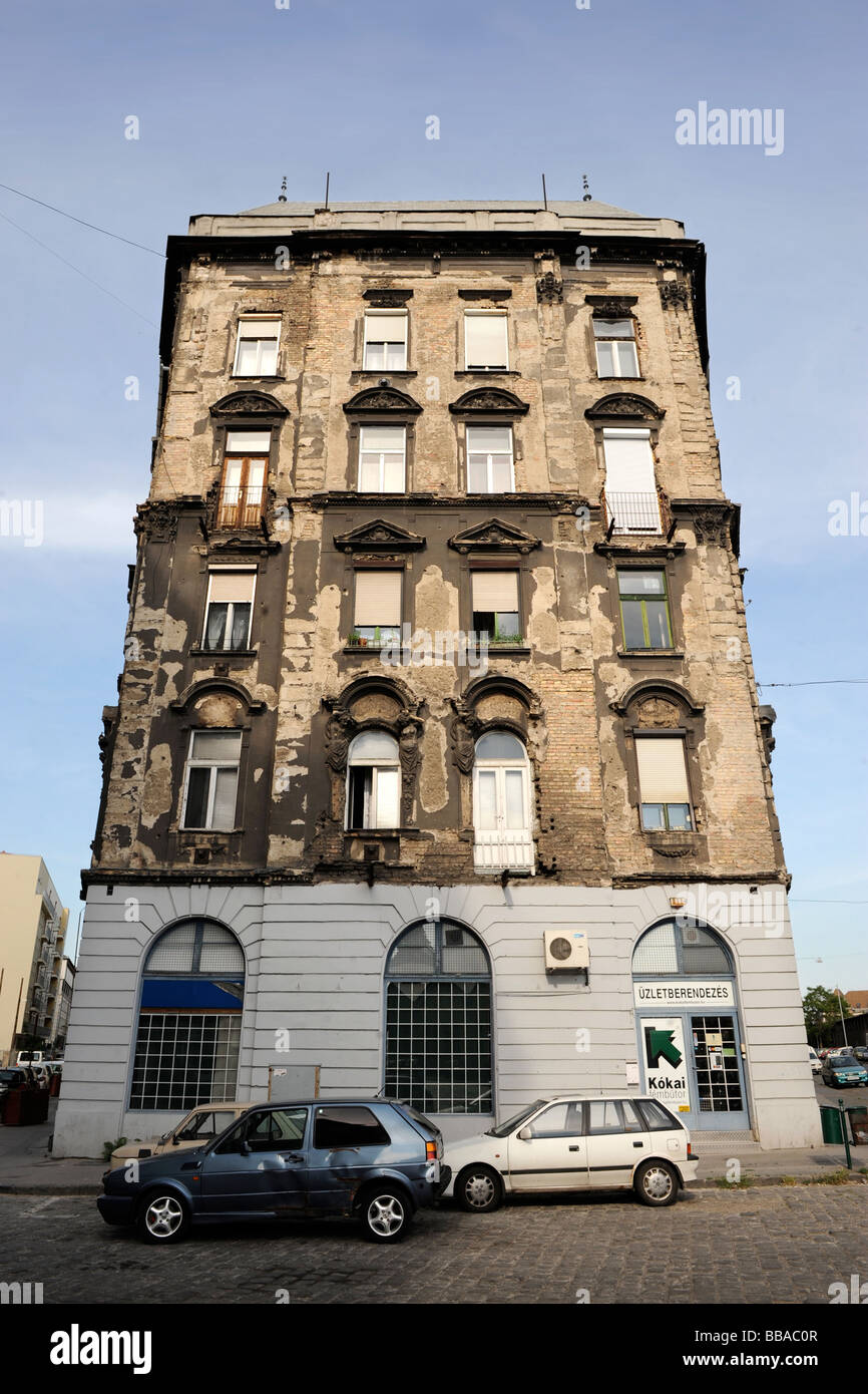 Ancien bloc d'appartements dans le besoin ou la réparation à Budapest Hongrie Banque D'Images