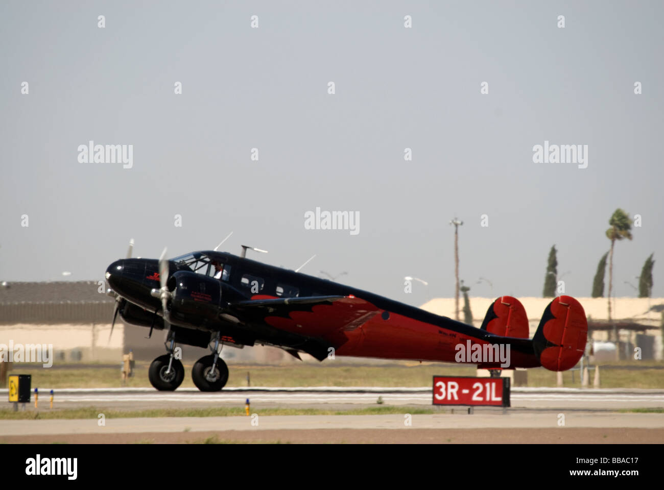 Le Twin Beech 18 d'Air Younkin Les taxis sur une piste. Banque D'Images