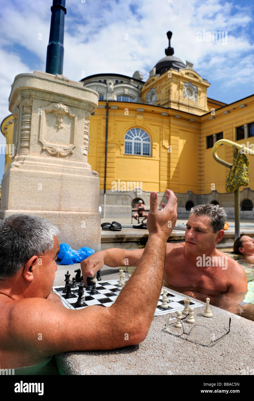 Joueurs d'échecs au Bain Széchenyi à Budapest Hongrie Banque D'Images