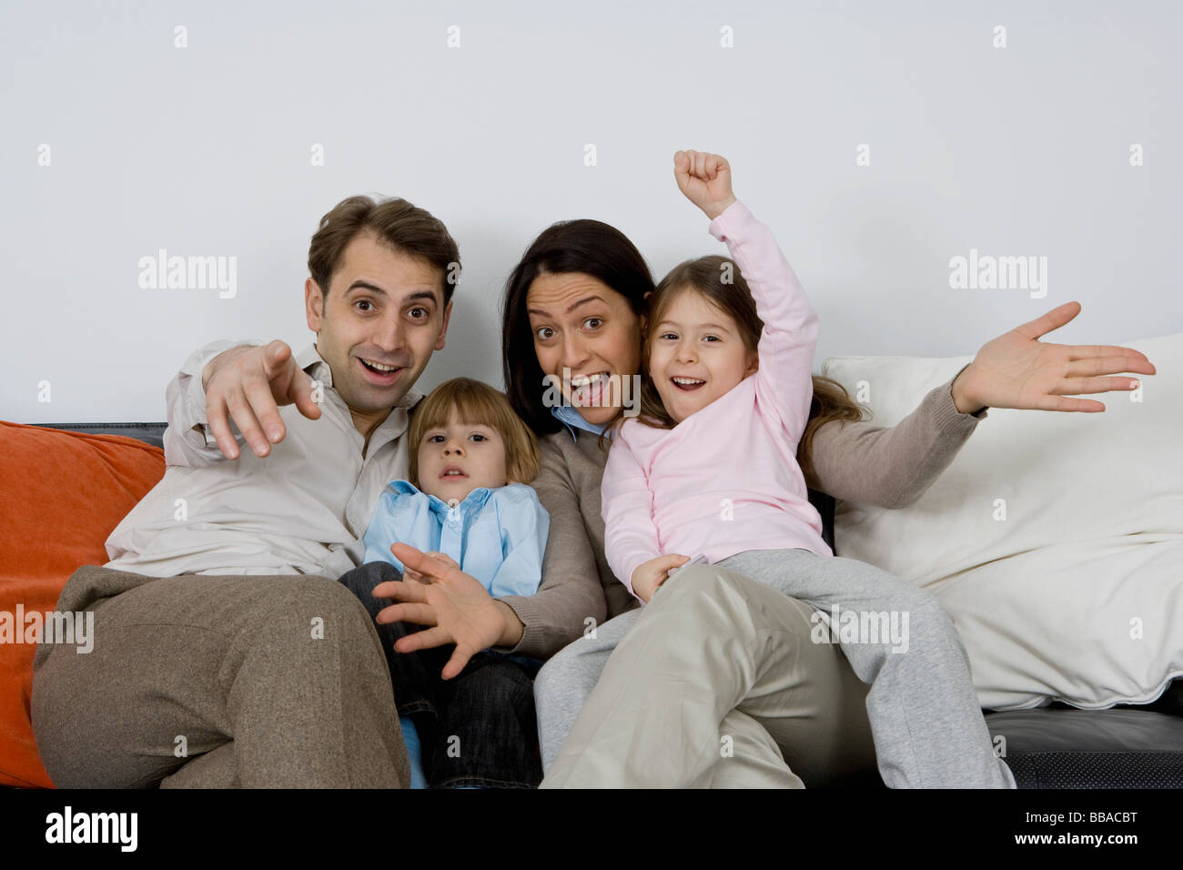 Une famille de quatre avec expressions excité Banque D'Images