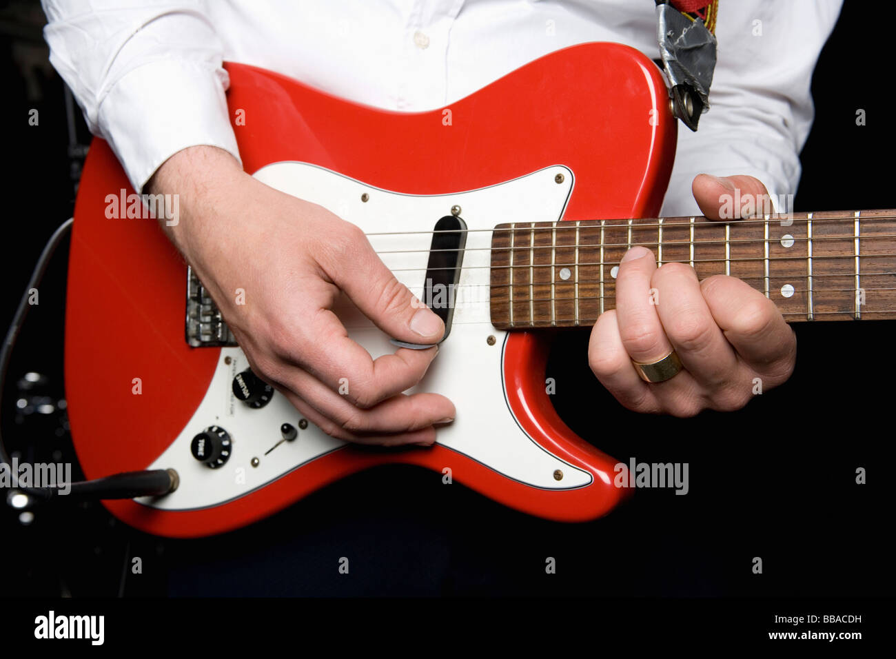 Détail d'un homme jouant d'une guitare électrique Banque D'Images