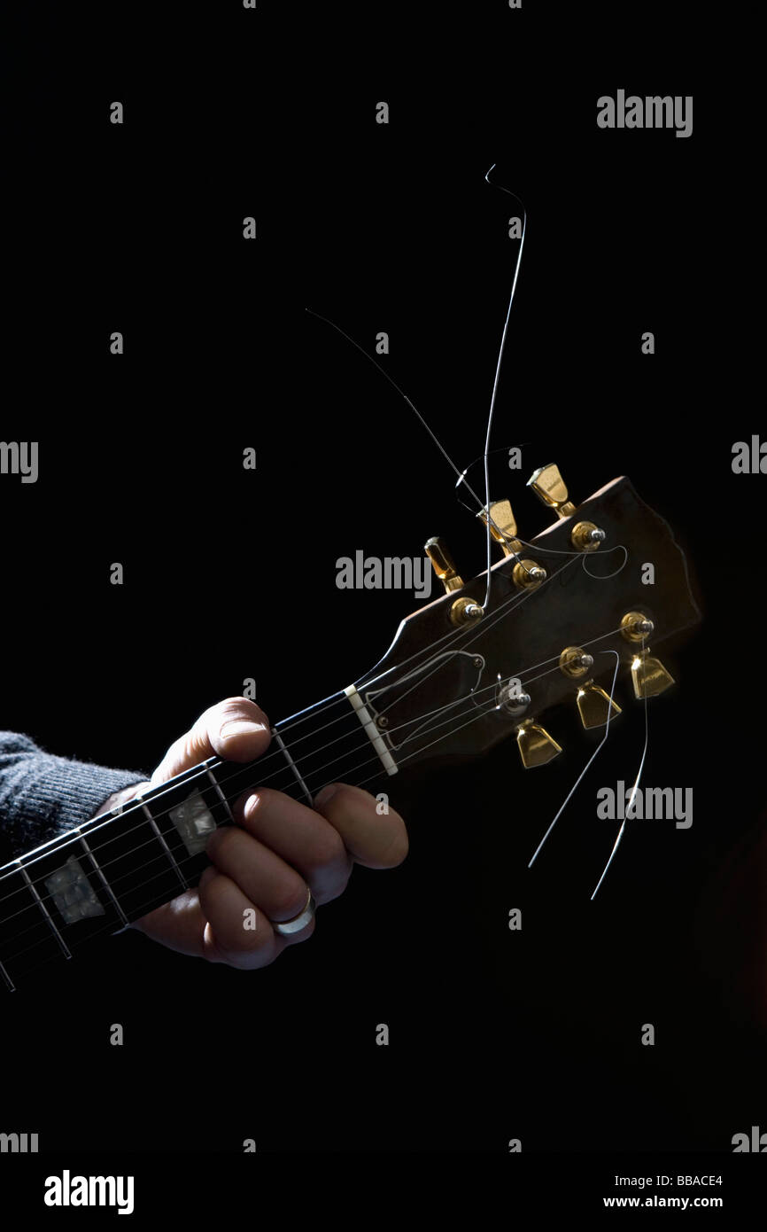 Détail d'un homme jouant d'une guitare électrique Banque D'Images