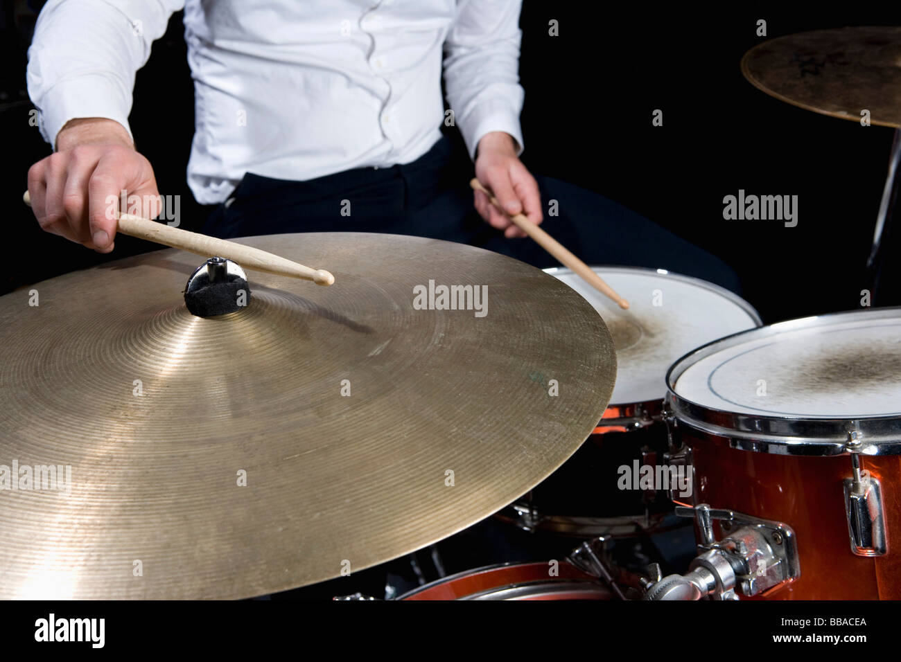 Détail d'un homme jouant de la batterie Banque D'Images