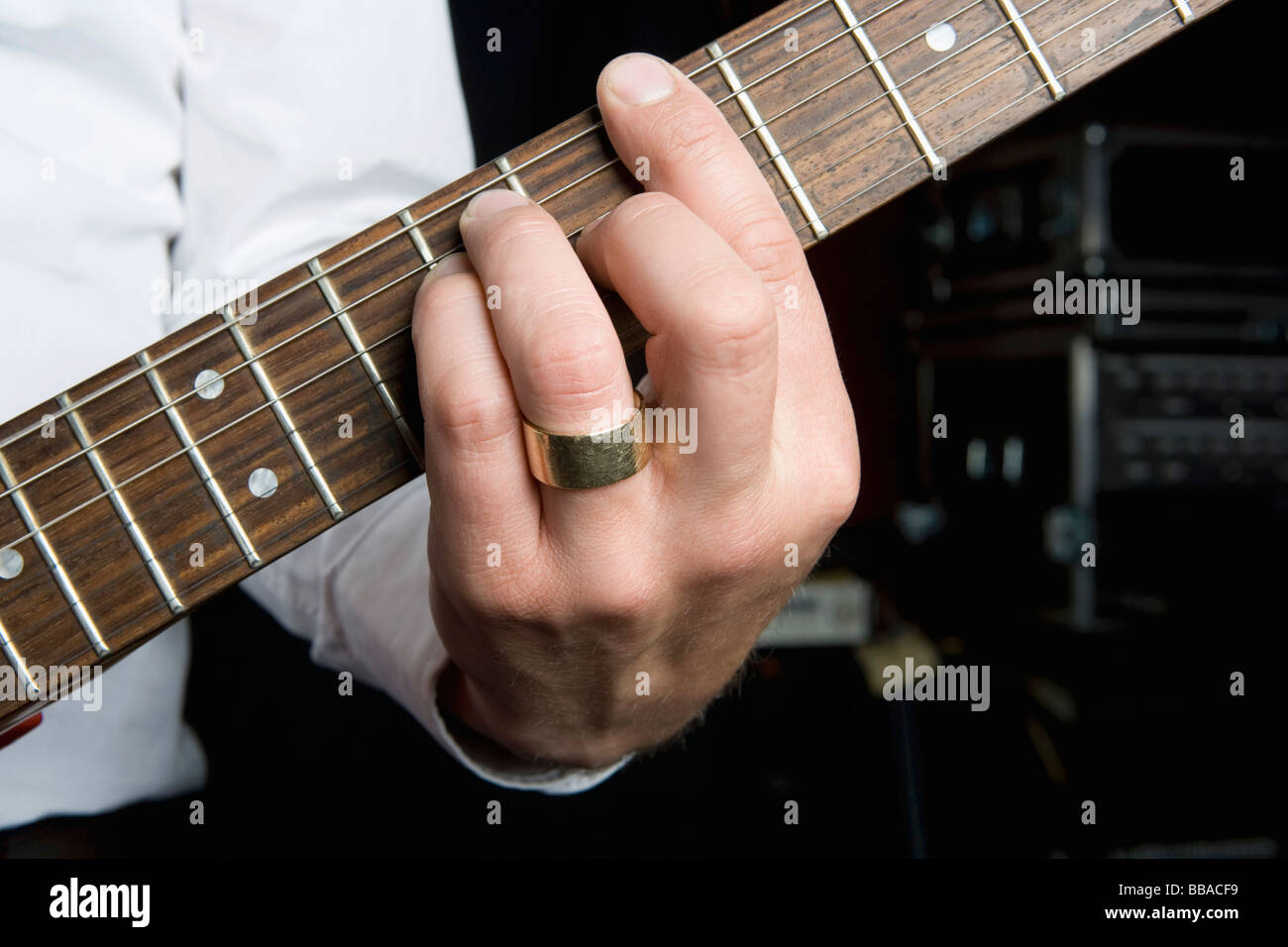 Détail d'un homme jouant d'une guitare électrique Banque D'Images