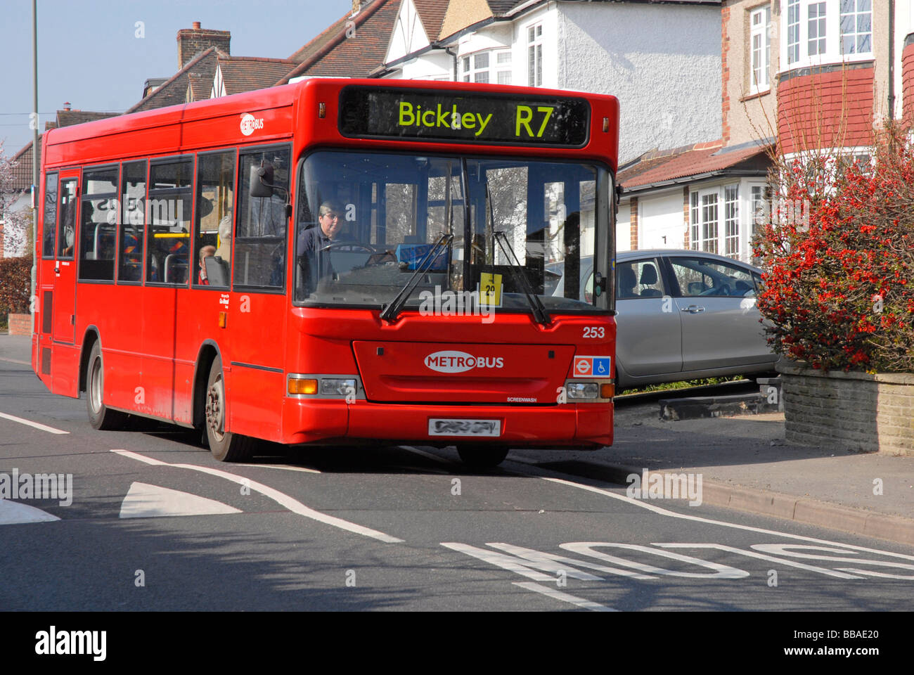 Tablier unique red bus près de ralentisseur Photo Stock - Alamy