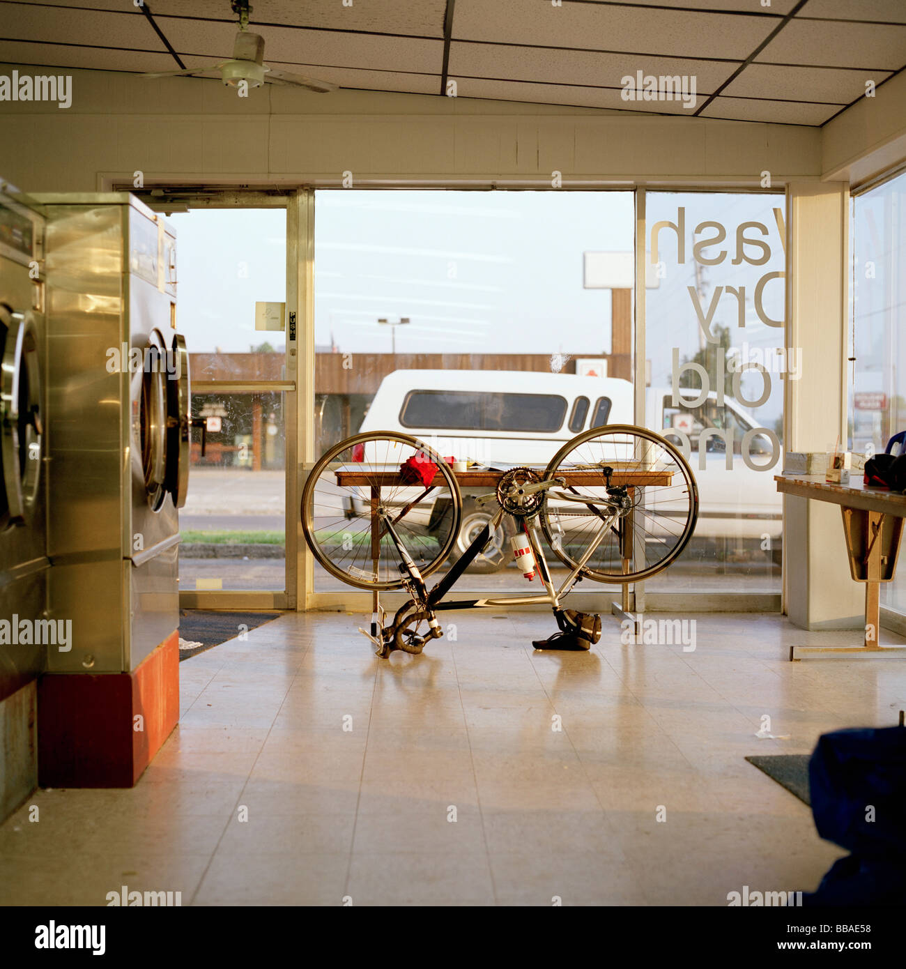 Un vélo à l'envers dans une laverie automatique Banque D'Images