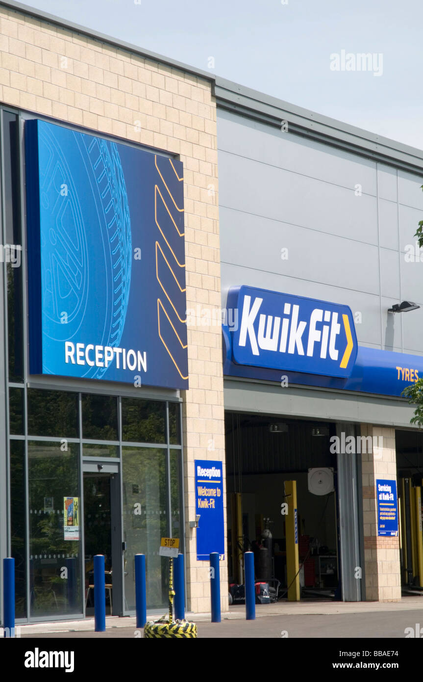 Kwik monter de pneus Pneus et centre d'échappement des voitures Voiture de chaîne centrale de pneus pneu shop maintenance monteurs monteur britannique Banque D'Images