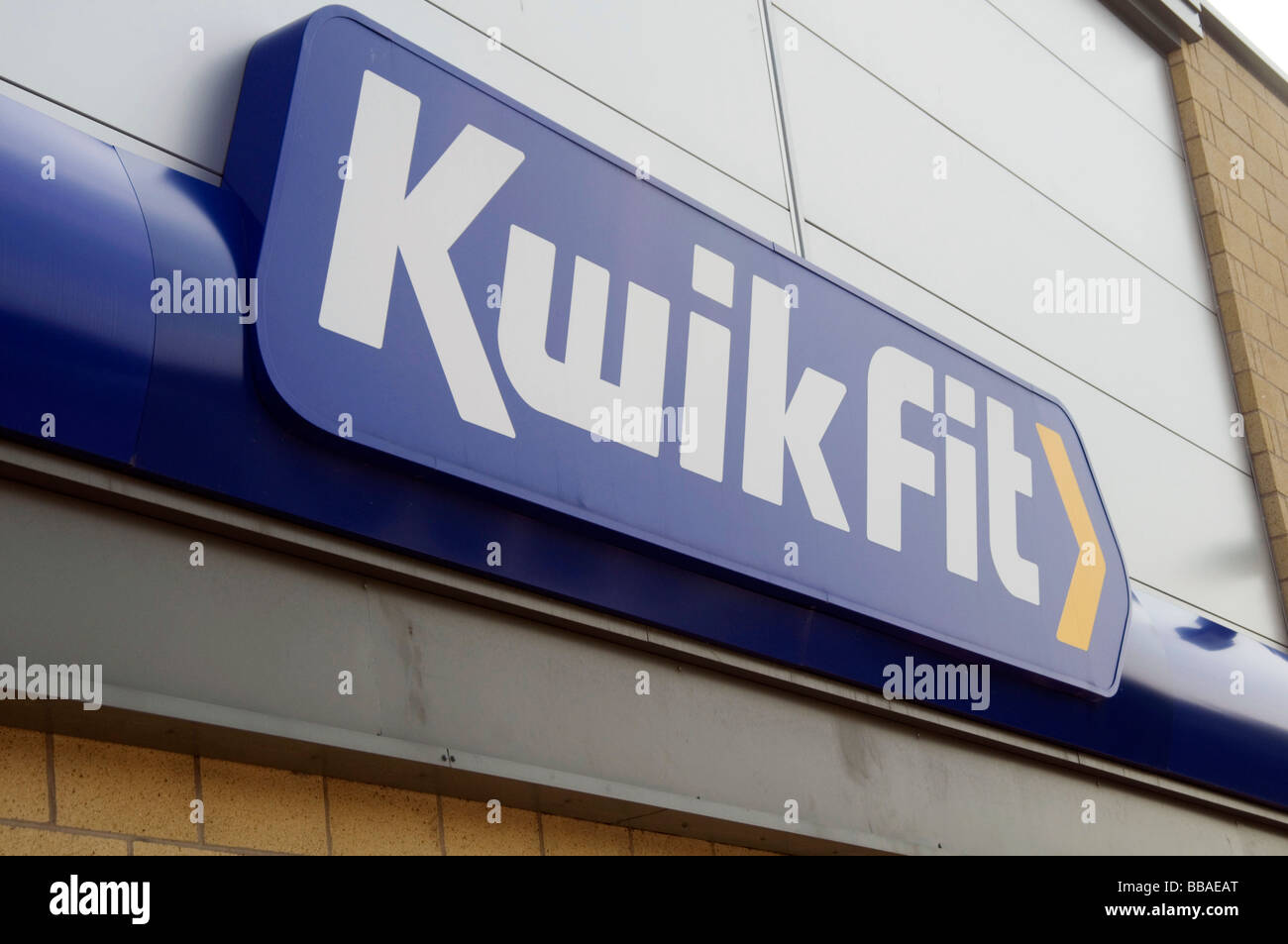 Kwik monter de pneus Pneus et centre d'échappement des voitures Voiture de chaîne centrale de pneus pneu shop maintenance monteurs monteur britannique Banque D'Images