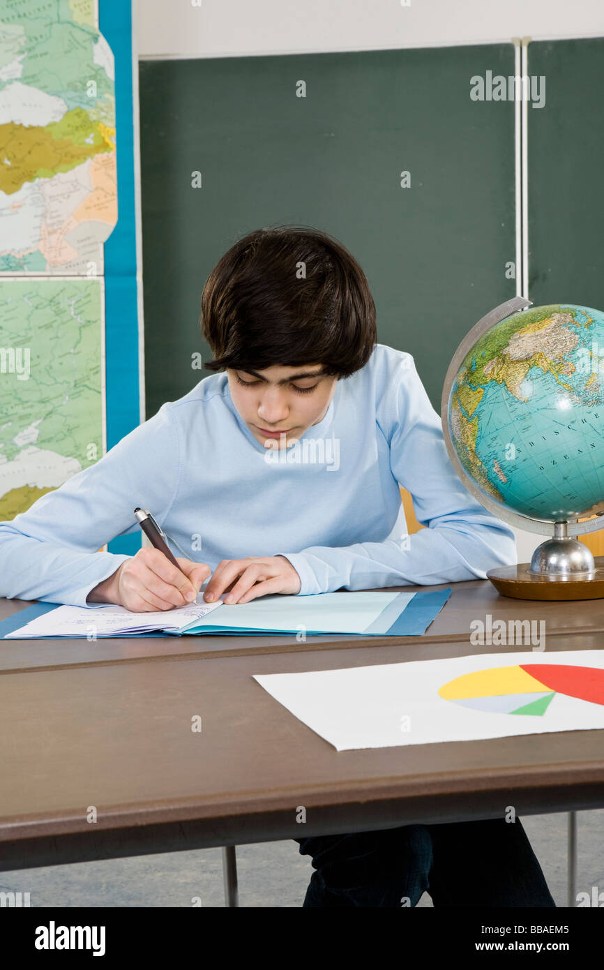 Un Ecolier Qui Travaillent A Un Bureau Photo Stock Alamy Un Ecolier Qui Travaillent A Un Bureau Photo Stock Alamy