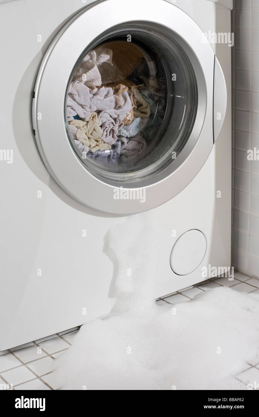 Une fuite d'un lave-linge Photo Stock - Alamy
