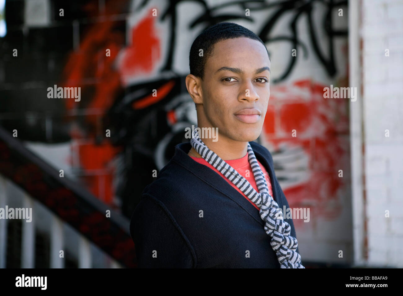 Portrait of a young man standing in front of graffiti sur un mur Banque D'Images