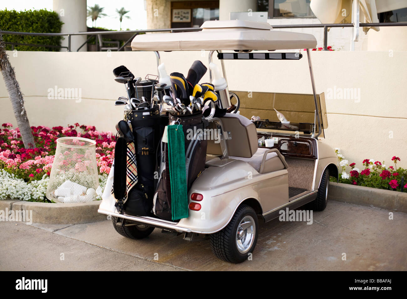 Chariot de golf dans un terrain de stationnement Banque D'Images