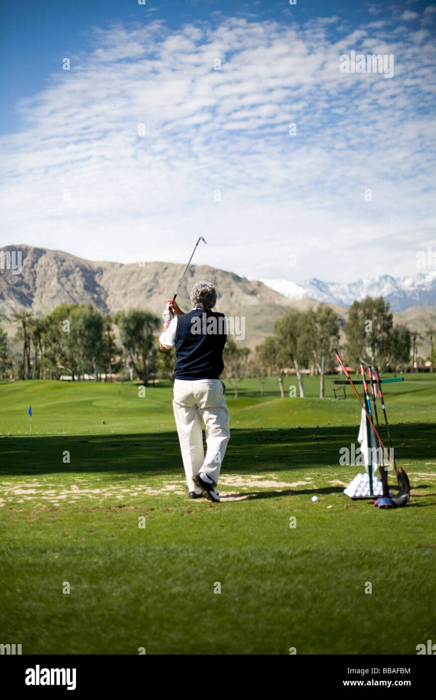 Vue arrière d'un homme en jouant au golf, Palm Springs, California, USA Banque D'Images