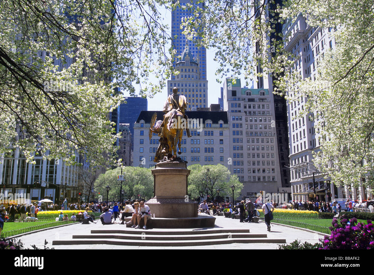 New York au printemps. Grand Army Plaza, General Tecumseh Sherman Statue, Plaza Hotel et Bergdorf Goodman. New York, États-Unis Banque D'Images