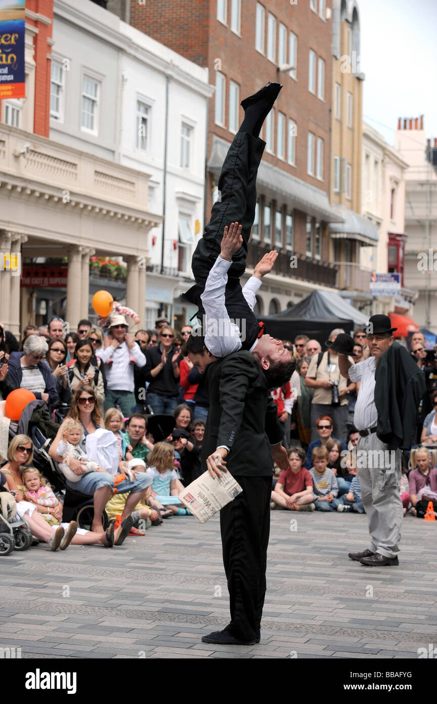 Actes Arts International effectuer à ce ans Brighton Festival Fringe rues manifestation UK Banque D'Images