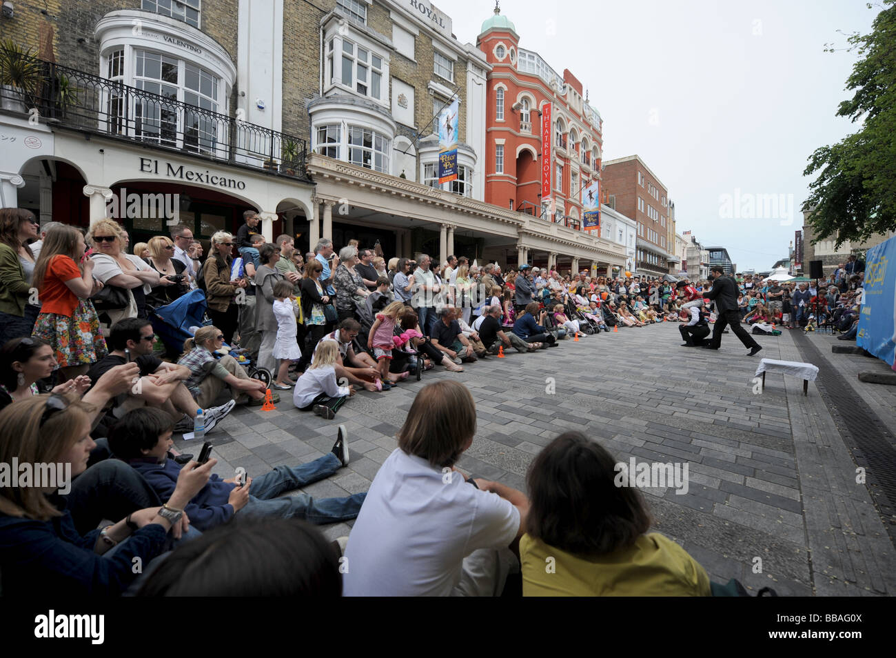 Actes Arts International effectuer à ce ans Brighton Festival Fringe rues manifestation UK Banque D'Images