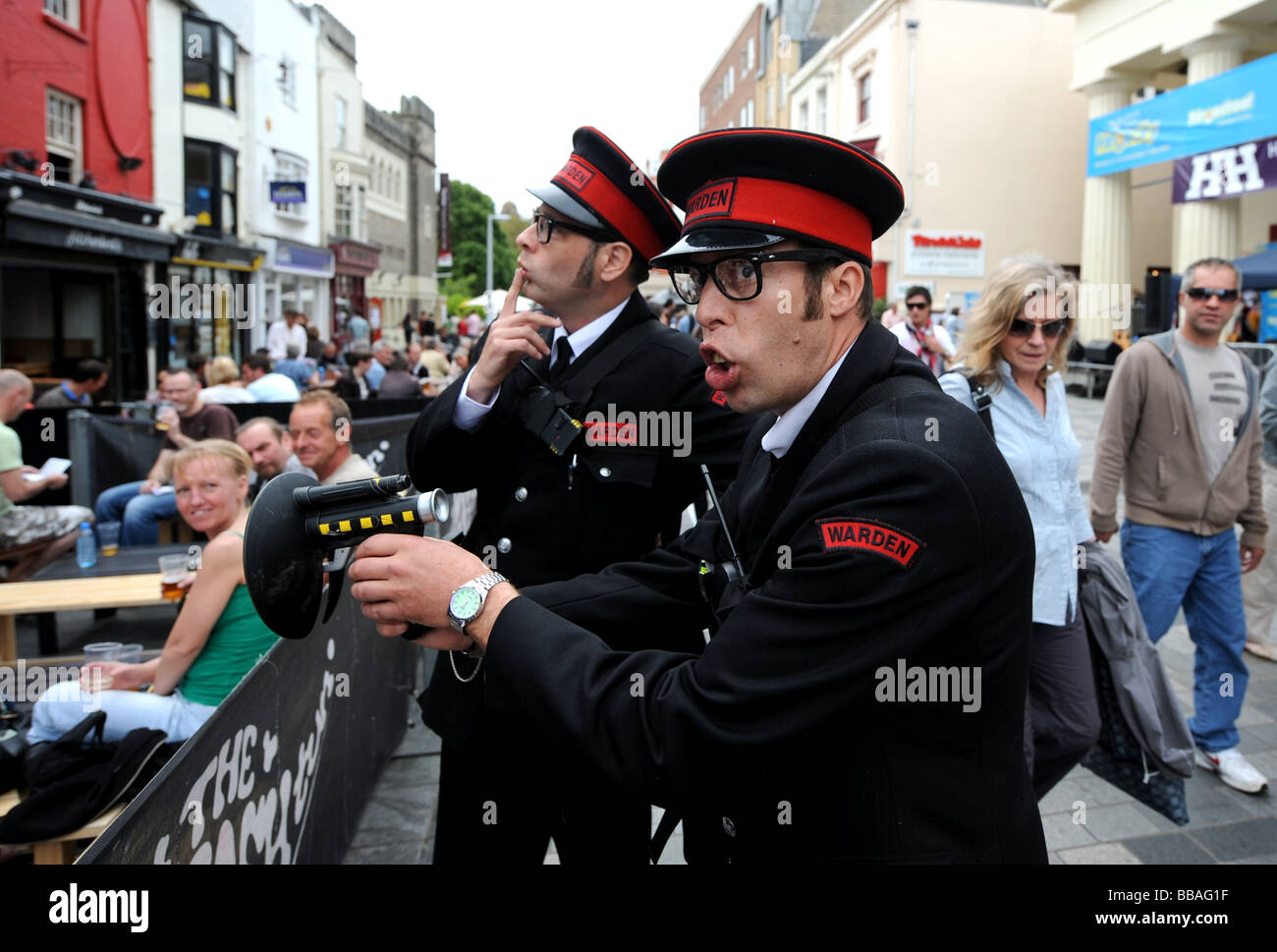 Le trafic de faux les gardiens du Brighton Festival Fringe rues manifestation UK Banque D'Images