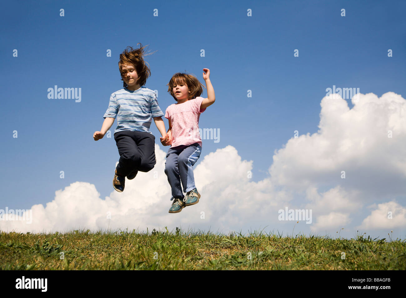 Jump de soeurs et le ciel Banque D'Images