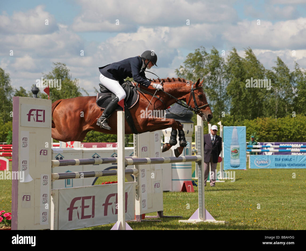 Sport équestre les cavaliers de saut saut à cheval sur la concurrence saute Banque D'Images
