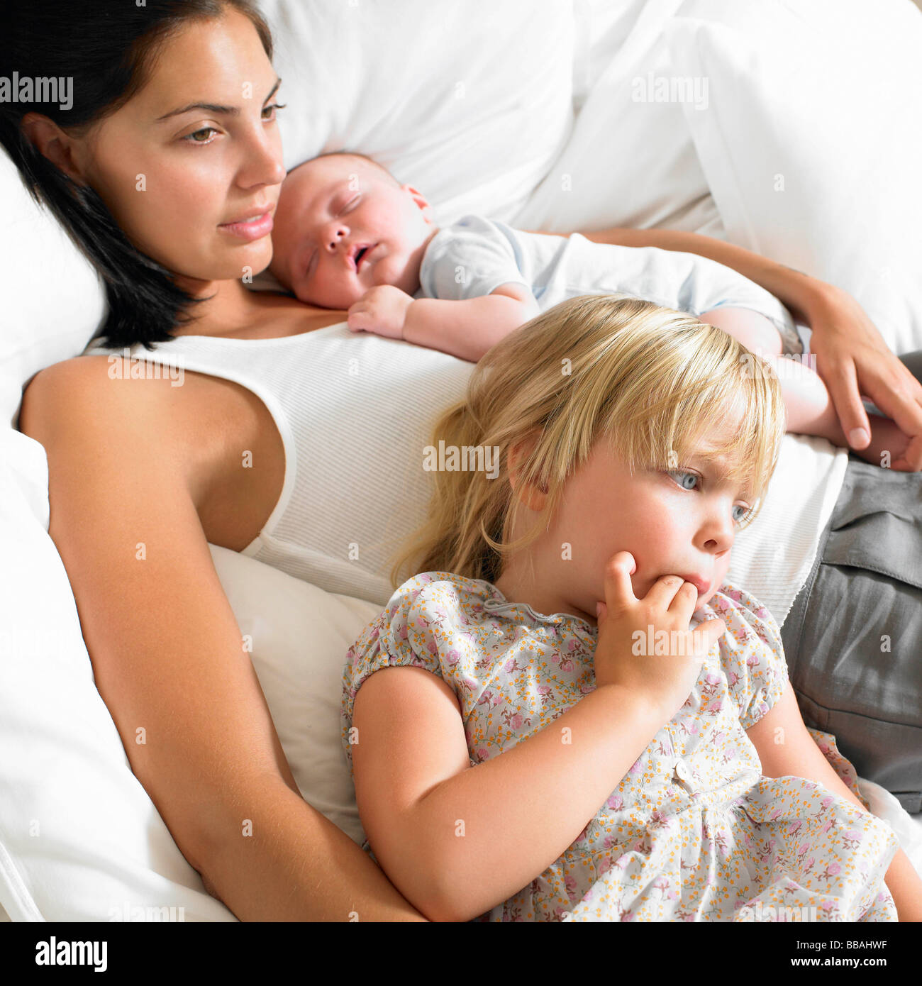 Mère avec des bébés au lit Banque D'Images