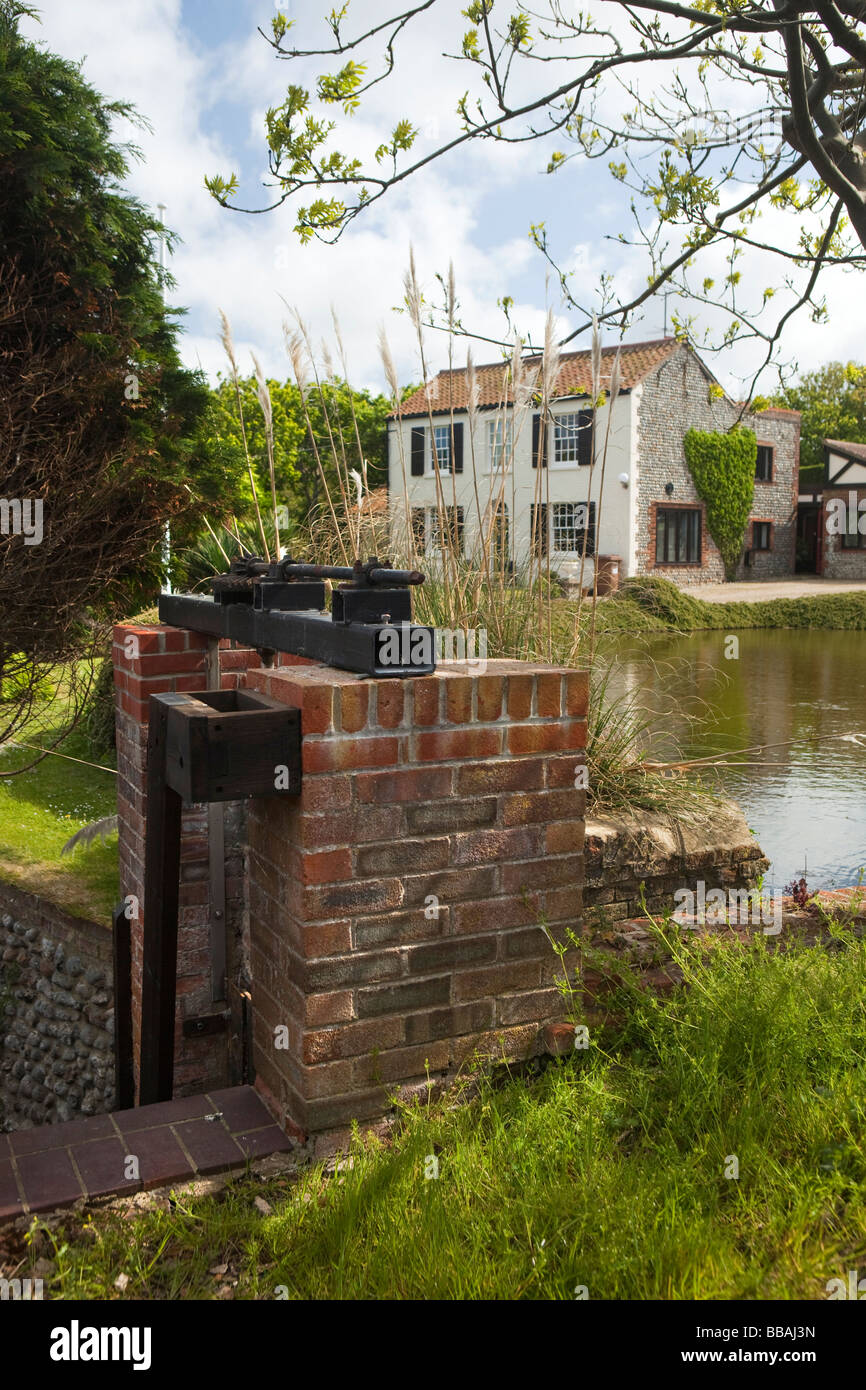 UK Angleterre Norfolk Mundesley Beach Road ancien moulin à eau étang Banque D'Images