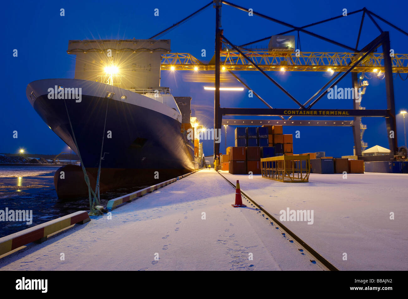 Bateau amarré dans le port de conteneurs Banque D'Images