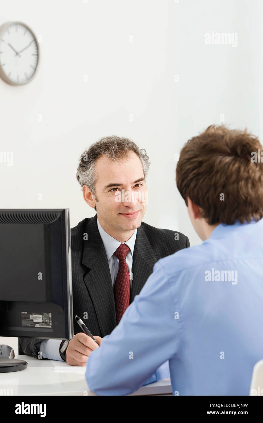 Un responsable d'entreprise d'Amérique latine avec un client Banque D'Images