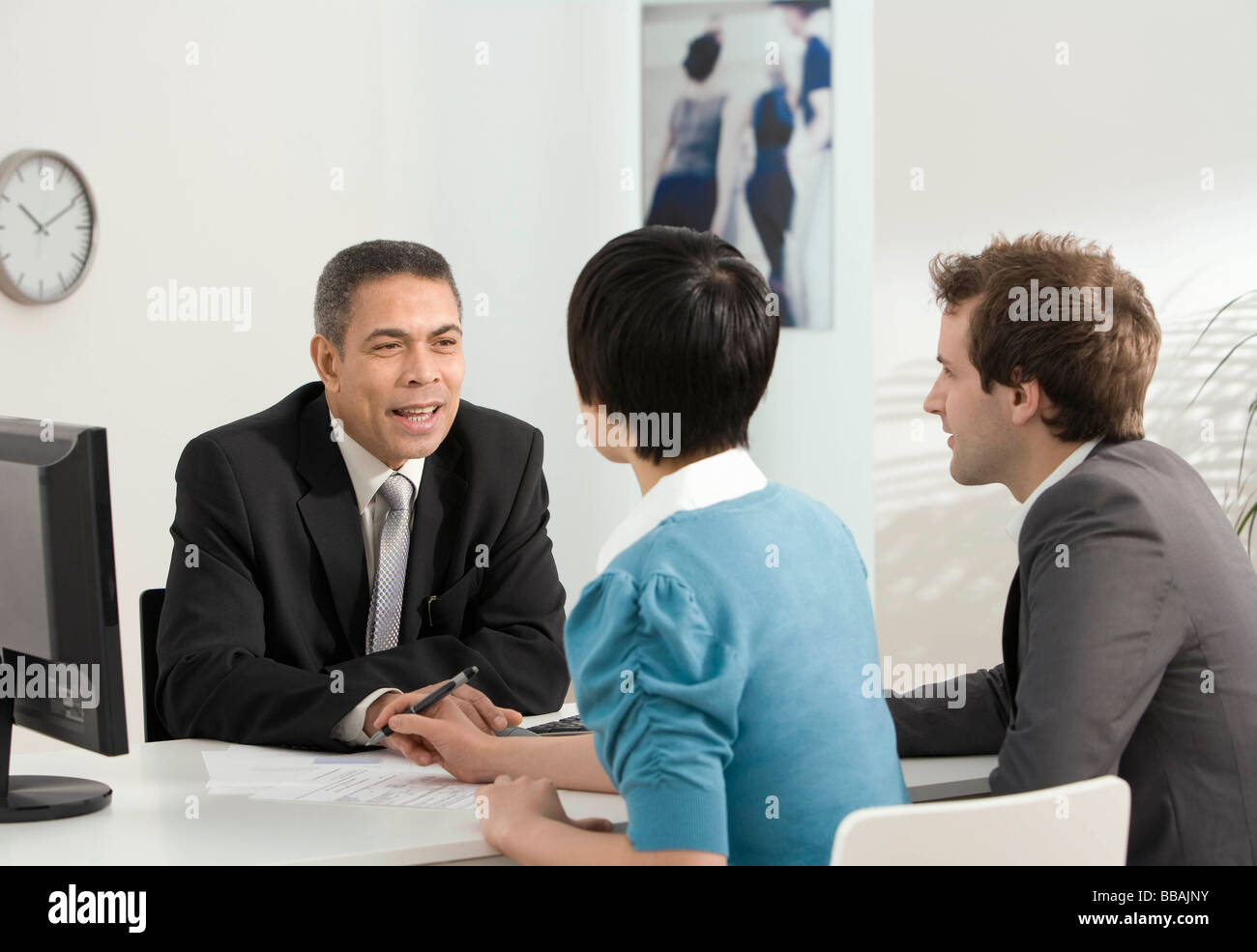 Un couple rencontrer un responsable d'entreprise Banque D'Images