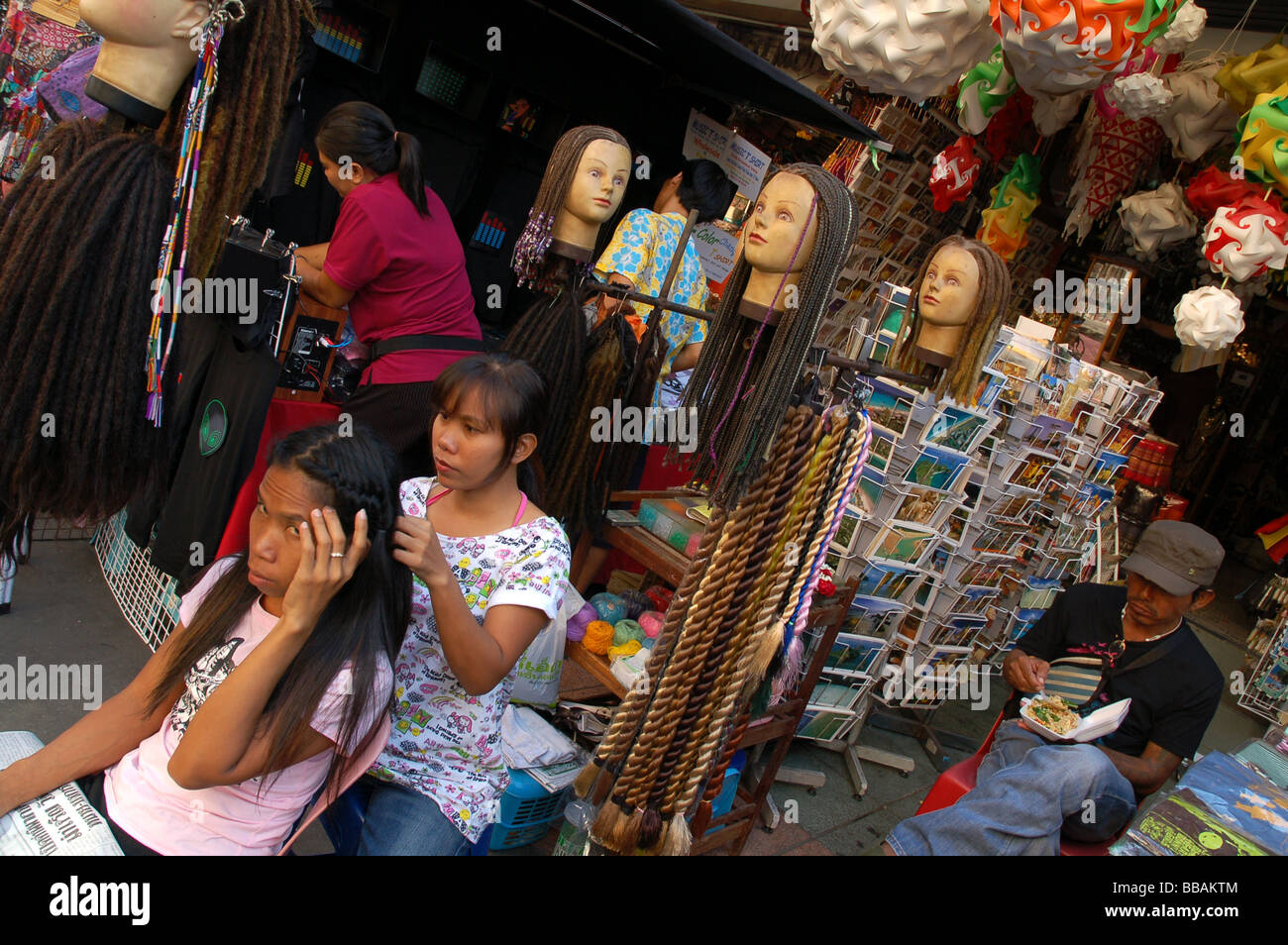 Vente filles thaïlandaises remue à Khao San Road, Bangkok Banque D'Images