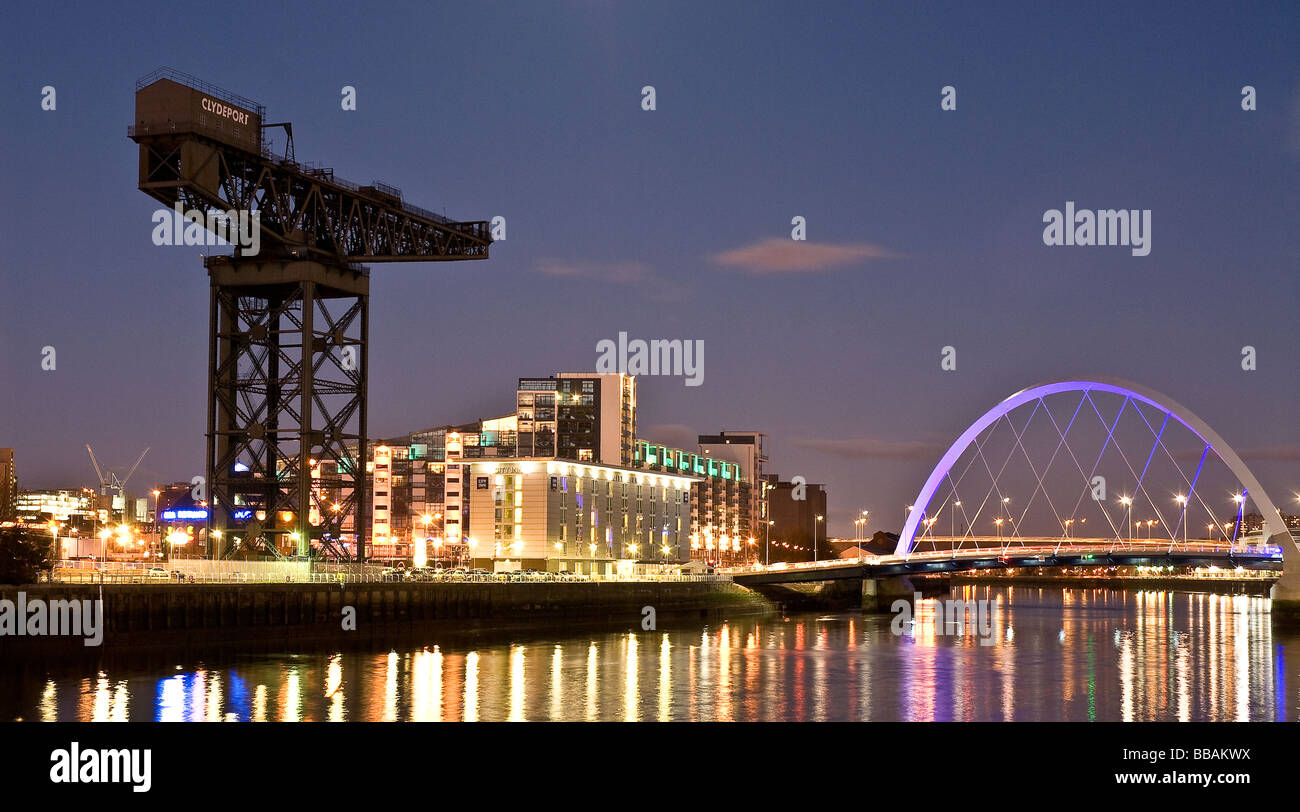 Clyde Glasgow de nuit avec grue et réflexions Stobcross Banque D'Images