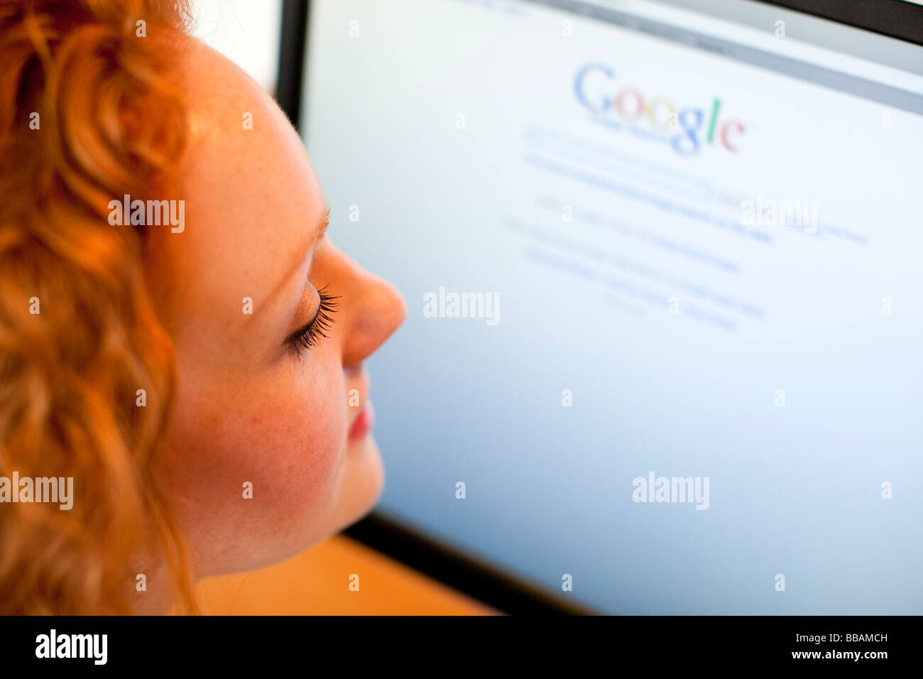 Girl en utilisant "Google" en ligne Banque D'Images