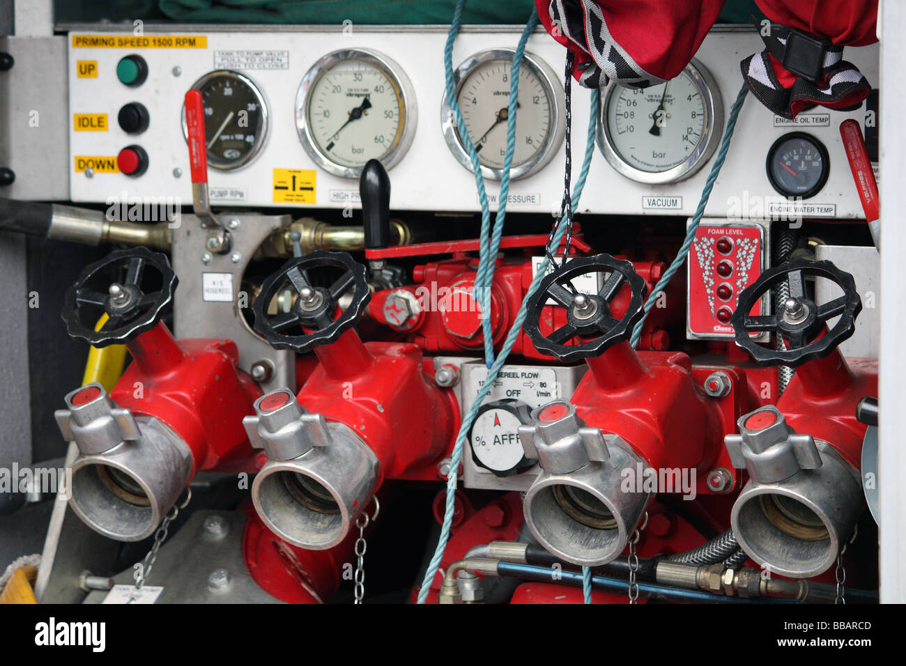 Les cadrans et les connexions de tuyau flexible sur le côté d'un camion de pompiers Banque D'Images