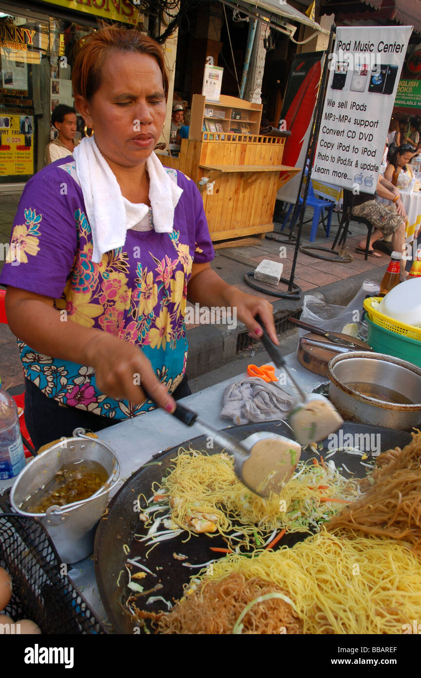 La cuisine Thai dame Pad-Thai dans Khao San Road, THAÏLANDE Banque D'Images