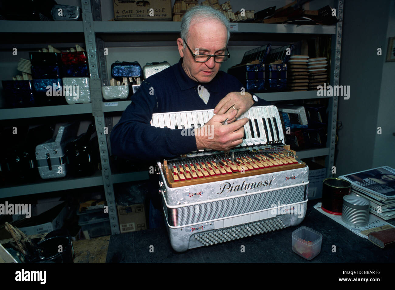 Italie, le Marche, Castelfidardo, fabrication d'accordéon Photo Stock -  Alamy