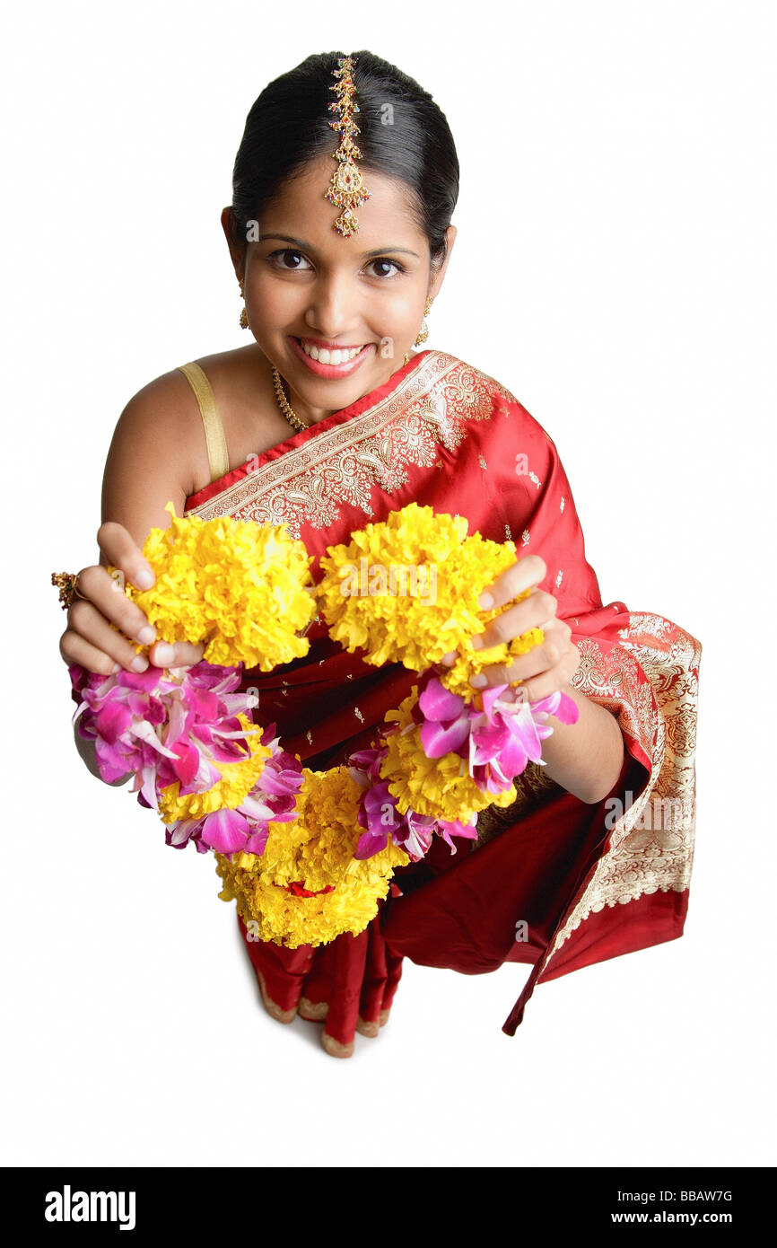 Femme en sari, holding flower Garland, smiling Banque D'Images