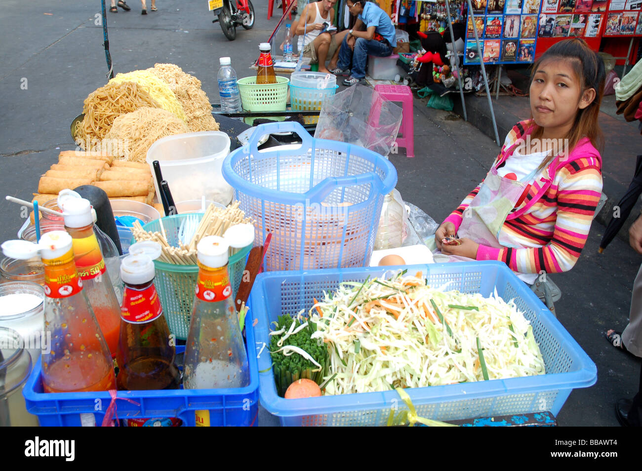 Thai girl vendent des aliments à Khao San Road, Bangkok, Thaïlande Banque D'Images