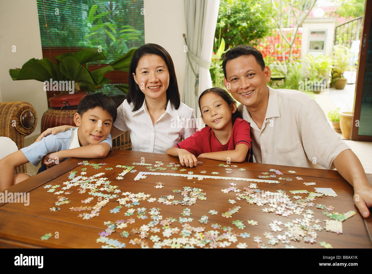 Dans la salle de séjour familiale, jigsaw puzzle sur la table, portrait Banque D'Images