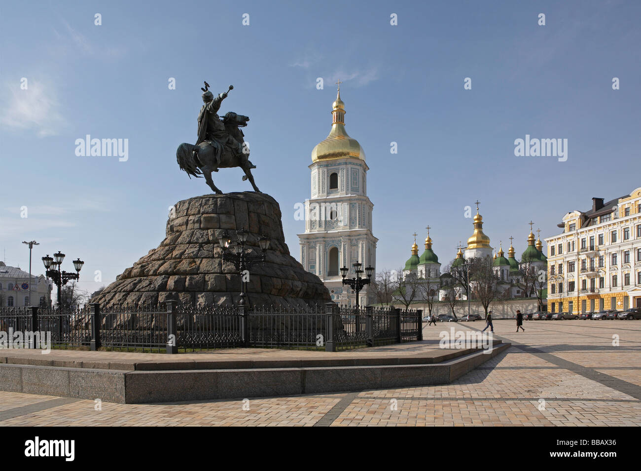 Cathédrale SainteSophie de Kiev et statue de Hetman Bogdan