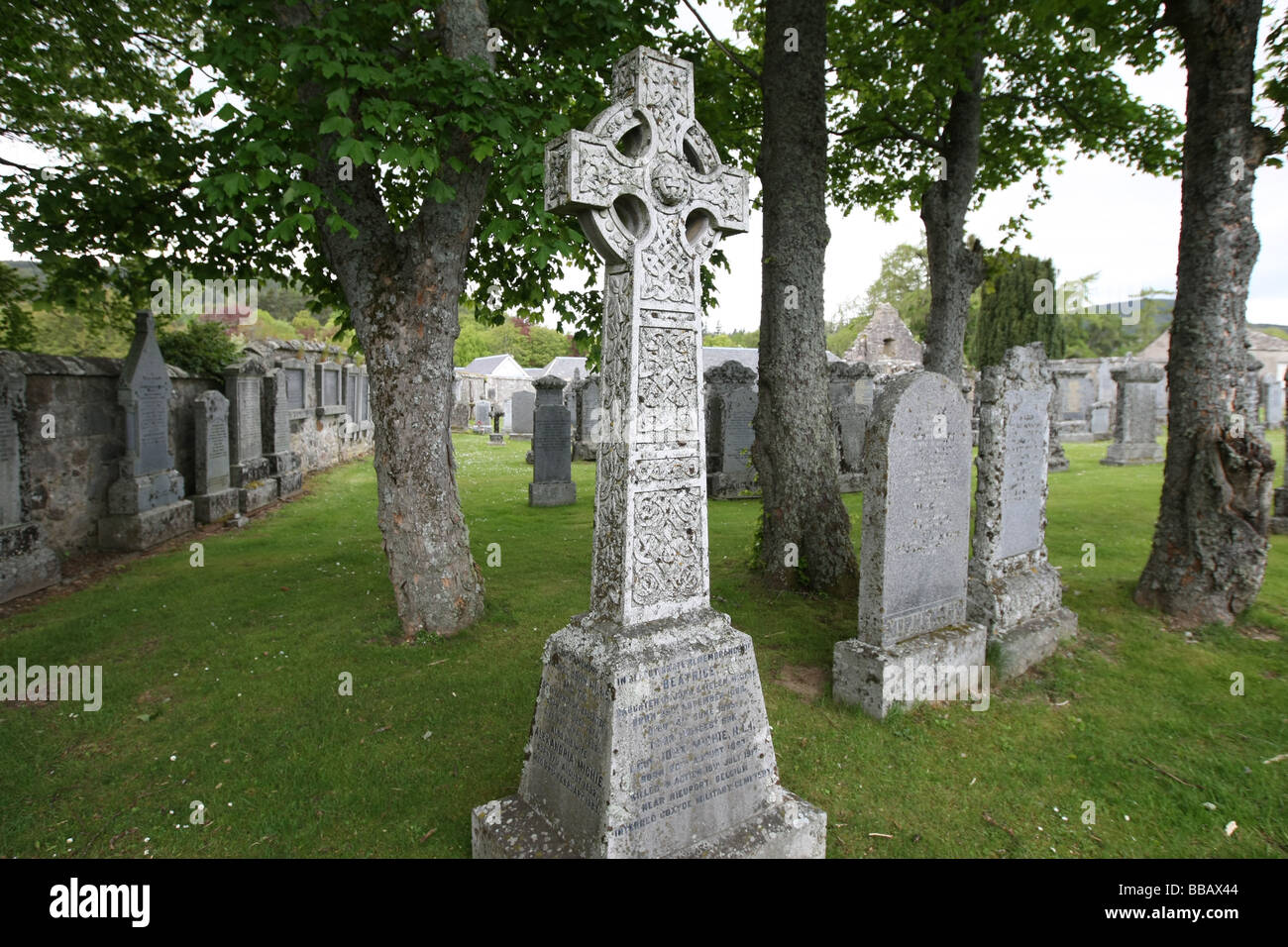 Crathie Kirkyard près de Balmoral Castle, Scotland, UK, où de nombreux fonctionnaires des familles Royale de Balmoral sont enterrés Banque D'Images