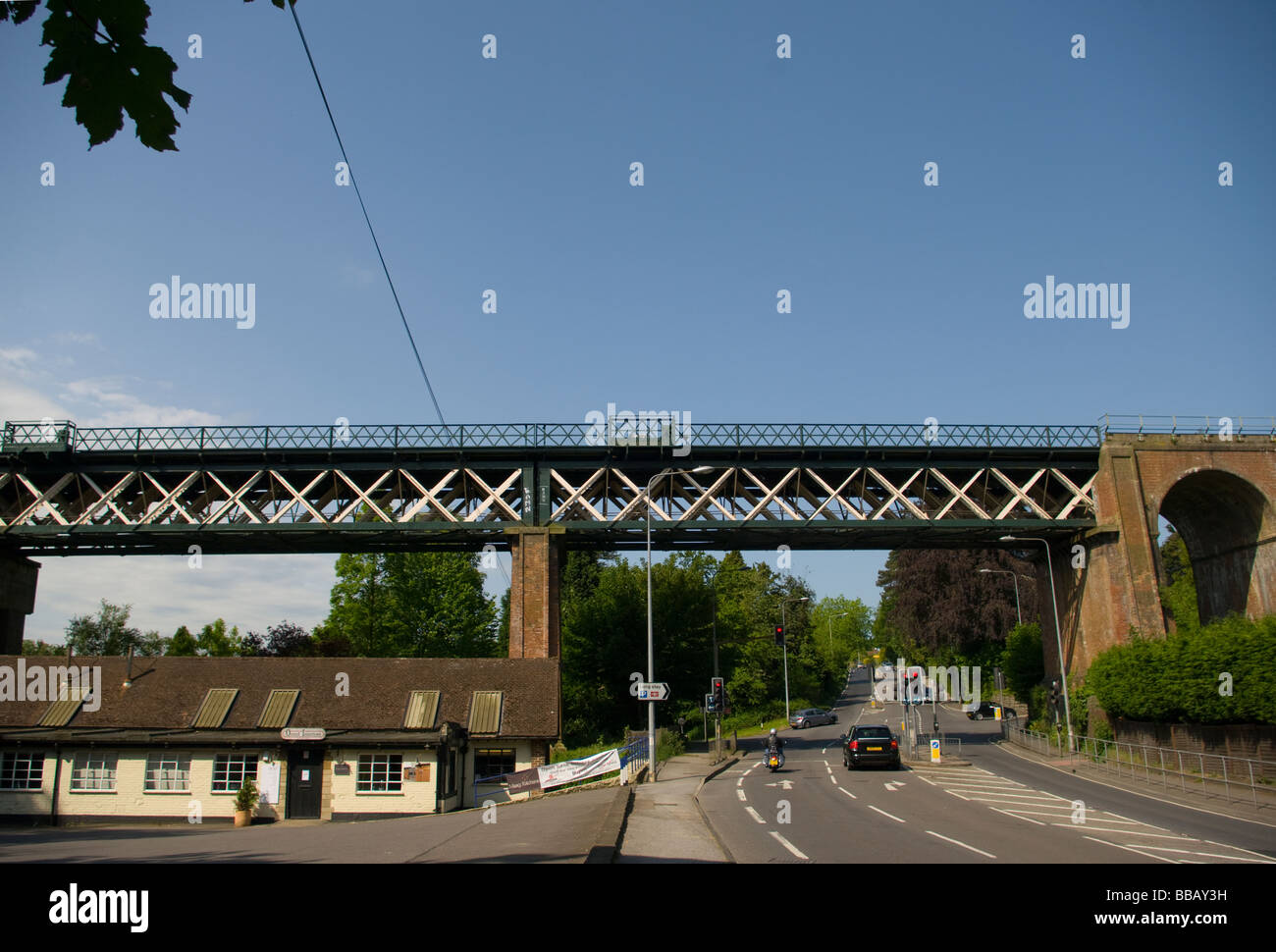 Poutre de fer pont ferroviaire sur l'A25 en Angleterre Surrey Oxted Banque D'Images