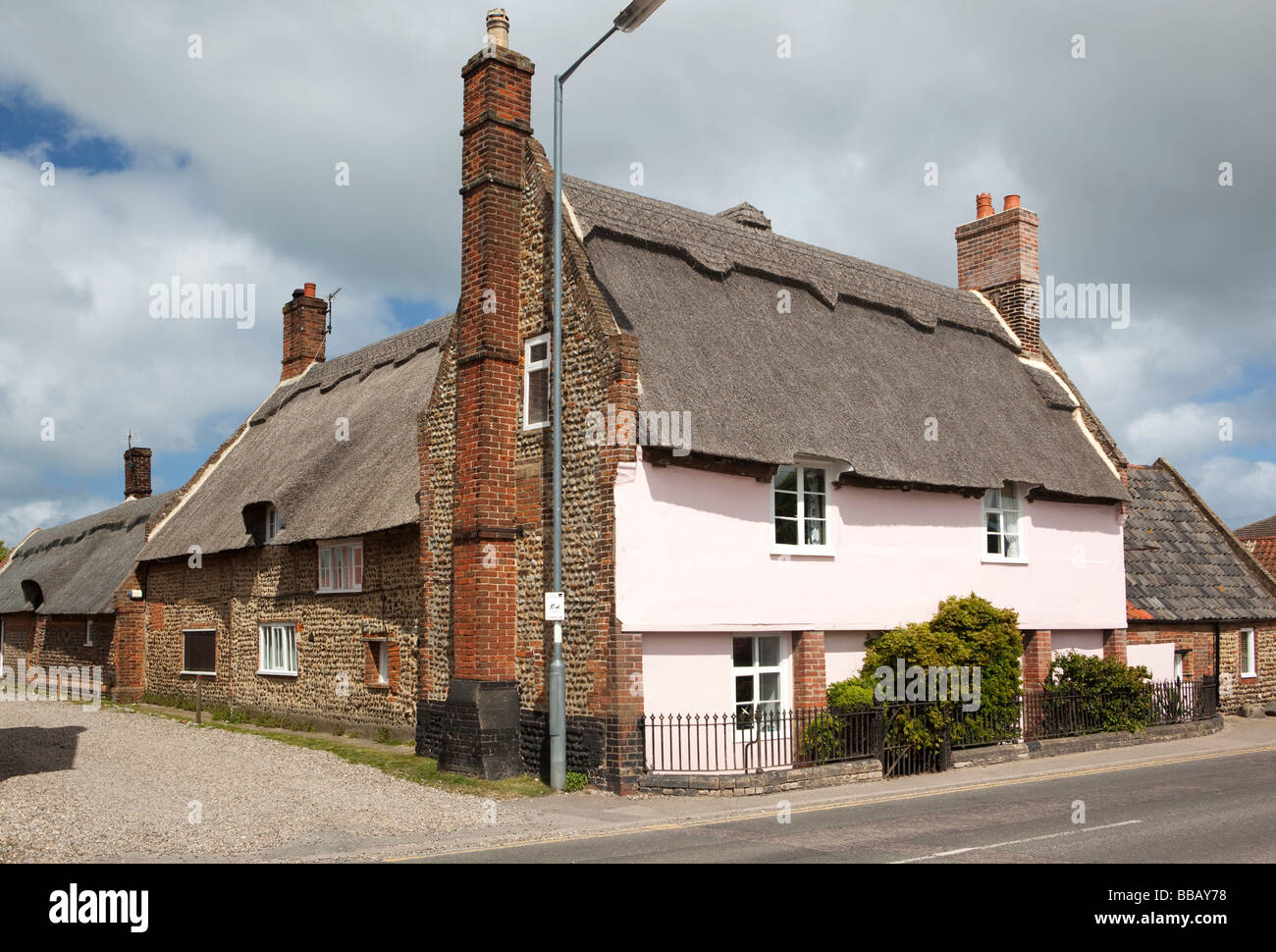 UK Angleterre Norfolk Bacton Broomholm attrayant village rose pastel peint thatched cottage Banque D'Images