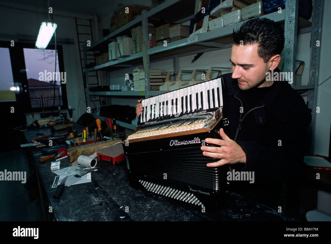 Italie, le Marche, Castelfidardo, fabrication d'accordéon Banque D'Images