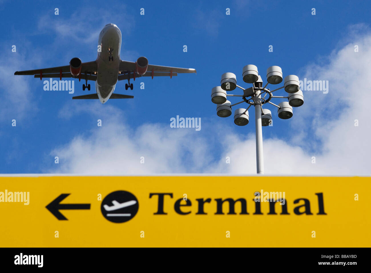 Avion survolant 'terminal' sign Banque D'Images