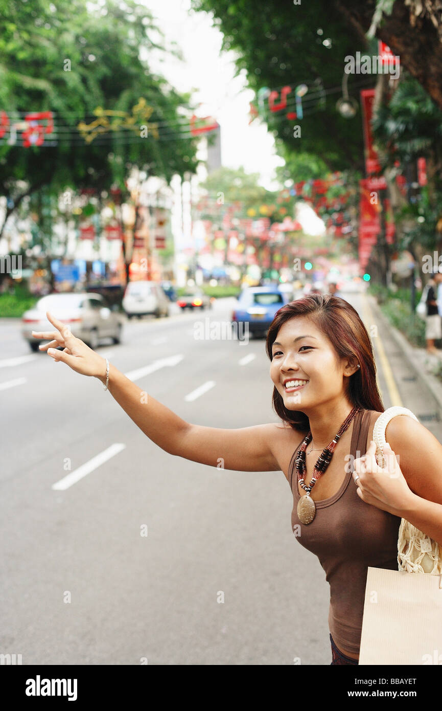 Jeune femme, signalant un cab Banque D'Images